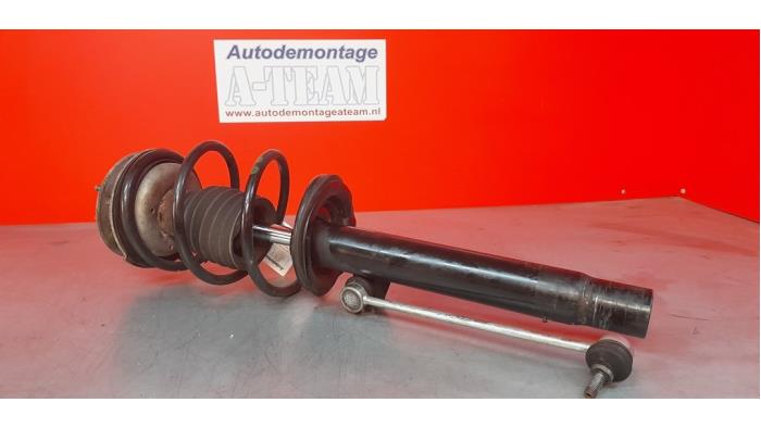 Fronts shock absorber, left from a BMW 3 serie Touring (E46/3) 318i 16V 2002