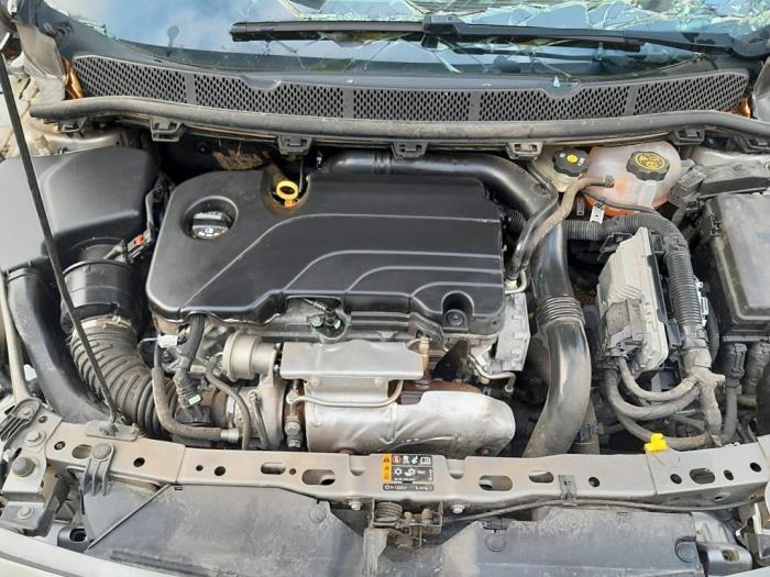 Hauptbremszylinder van een Opel Astra K Sports Tourer 1.4 Turbo 16V 2016