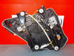Używane Mechanizm szyby prawej tylnej wersja 4-drzwiowa Mercedes CLA (117.3) 2.0 AMG CLA-45 Turbo 16V Cena € 49,99 Procedura marży oferowane przez A-Team Automotive Rotterdam