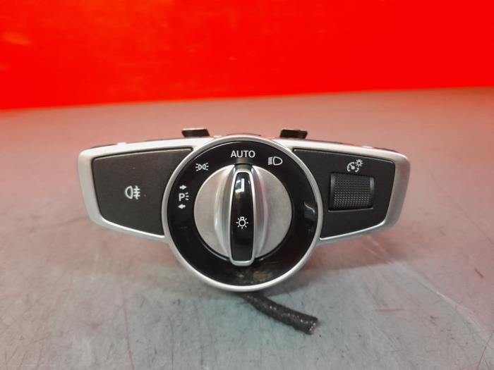 Interruptor de luz de un Mercedes-Benz E (W213) E-220d 2.0 Turbo 16V 2019