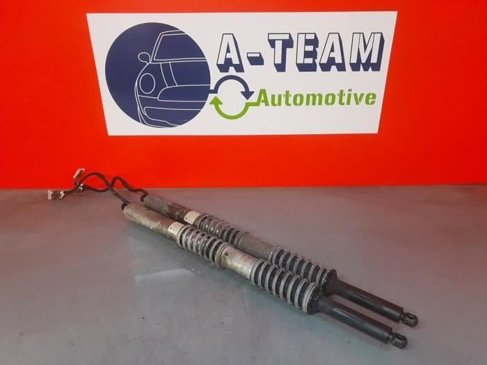 Set of tailgate gas struts from a BMW 5 serie Touring (F11) 530d 24V Blue Performance 2014