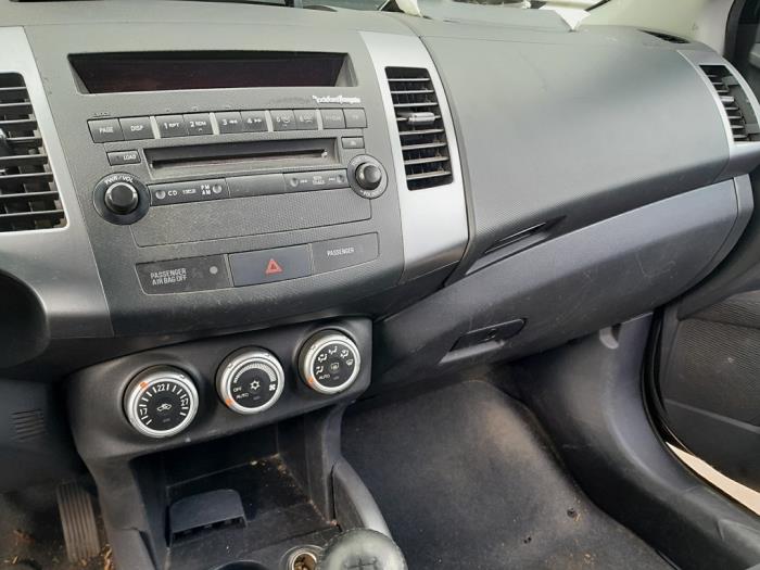 Heater control panel from a Mitsubishi Outlander (CW) 2.4 16V Mivec 4x4 2008