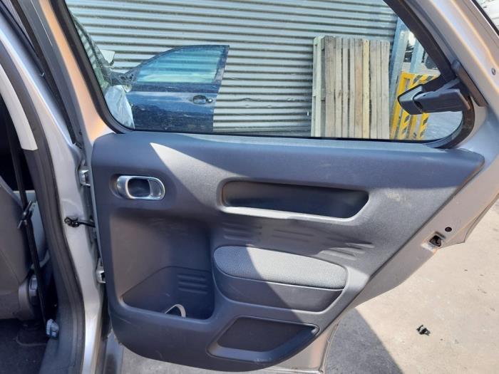 Tapizado de puerta de 4 puertas derecha detrás de un Citroën C4 Cactus (0B/0P) 1.2 PureTech 82 12V 2016