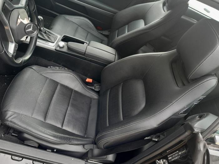 Rear seatbelt, left from a Mercedes-Benz E (R207) E-350 CGI V6 24V BlueEfficiency 2012