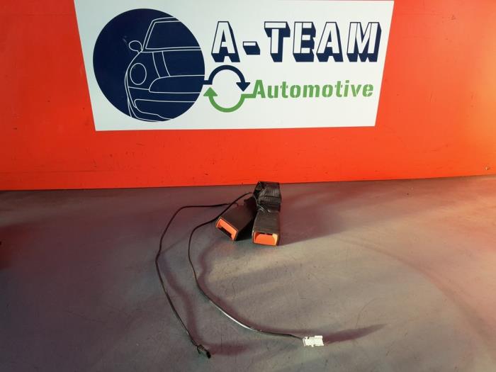 Wtyk pasa bezpieczenstwa srodek tyl z Opel Astra K 1.0 Turbo 12V 2015