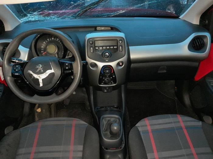 Salpicadero de un Peugeot 108 1.0 12V 2015