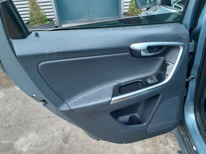 Tapizado de puerta de 4 puertas izquierda detrás de un Volvo XC60 I (DZ) 2.0 D4 16V 2016