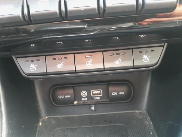 Seat heating switch from a Kia Sportage (QL) 2.0 CRDi 185 16V VGT 4x4 2018