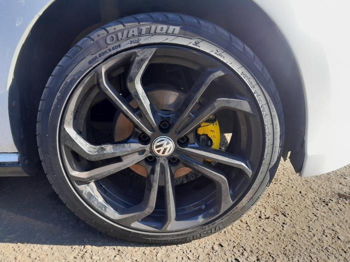 Llanta y neumático de un Volkswagen Polo V (6R) 1.2 TSI 2012