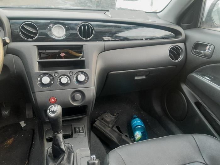 Interruptor de calefactor de asiento de un Mitsubishi Outlander (CU) 2.0 16V 4x4 2003