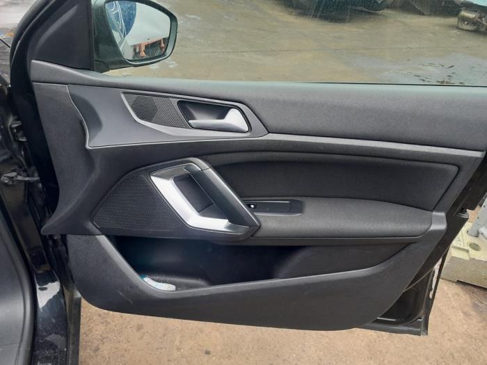 Revêtement portière 4portes avant droite d'un Peugeot 308 SW (L4/L9/LC/LJ/LR) 1.6 BlueHDi 120 2015