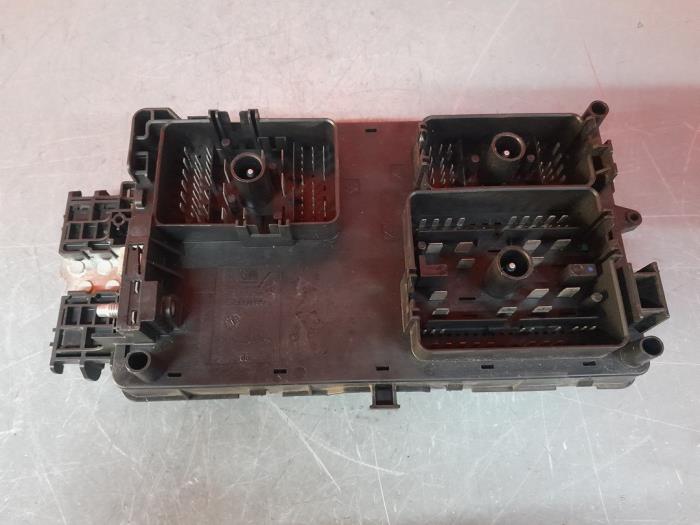 Fuse box Opel Insignia 1.4 Turbo 16V Ecotec - 13285114 GM