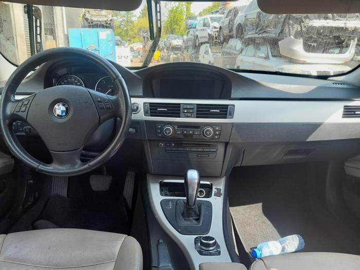 Commutateur combi colonne de direction d'un BMW 3 serie Touring (E91) 318d 16V 2009