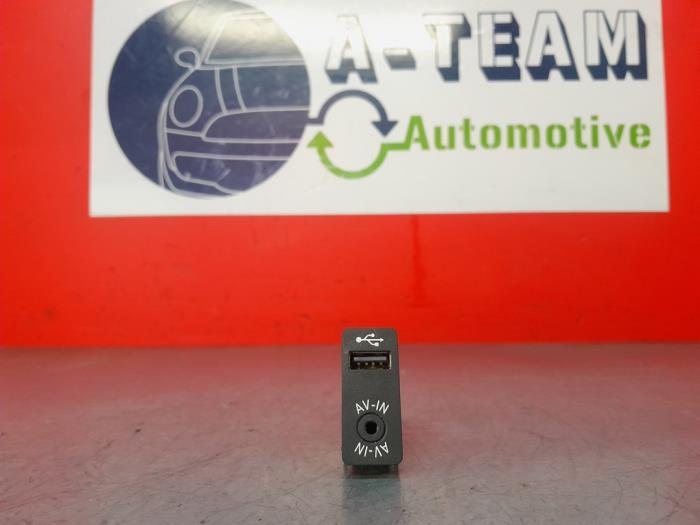 Używane Wtyczka USB Mini Mini Open (R57) 1.6 16V Cooper S Cena € 25,00 Procedura marży oferowane przez A-Team Automotive
