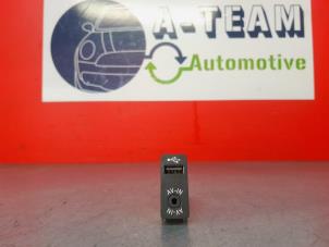 Używane Wtyczka USB Mini Mini Open (R57) 1.6 16V Cooper S Cena € 25,00 Procedura marży oferowane przez A-Team Automotive Rotterdam