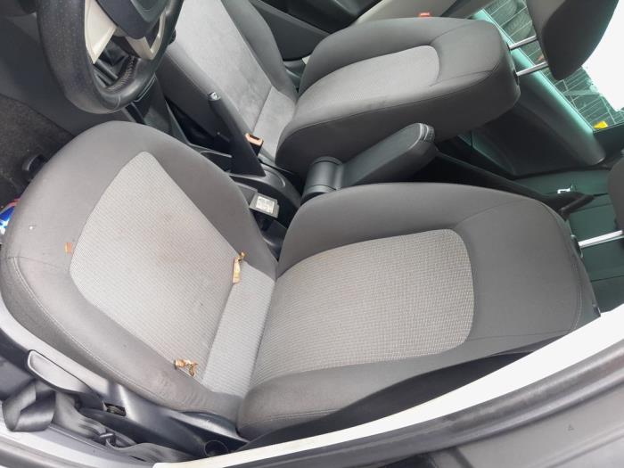 Rear seatbelt, right from a Seat Ibiza ST (6J8) 1.2 TDI Ecomotive 2010