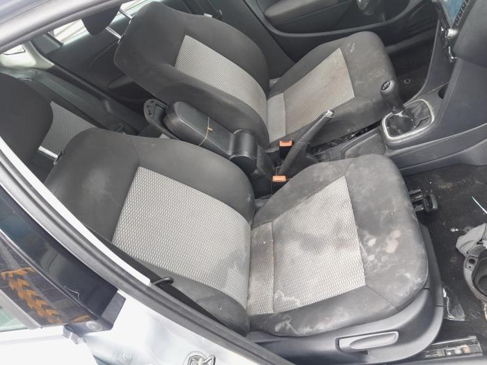 Cinturón de seguridad centro detrás de un Volkswagen Polo V (6R) 1.2 TDI 12V BlueMotion 2011