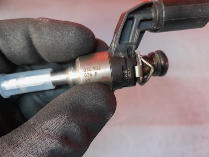 Injektor (Benzineinspritzung) van een Skoda Octavia Combi (1Z5) 1.4 TSI 16V 2010