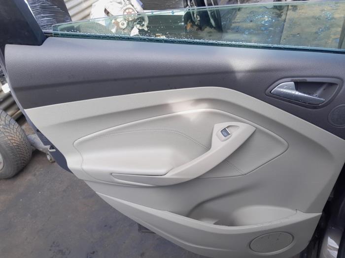 Tapicerka drzwi lewych tylnych wersja 4-drzwiowa z Ford C-Max (DXA) 1.0 Ti-VCT EcoBoost 12V 125 2014