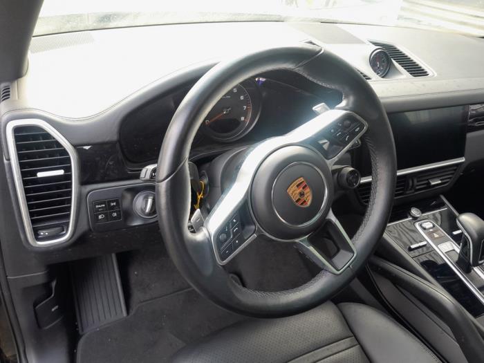 Instrument panel from a Porsche Cayenne III (9YA) 2.9 Biturbo V6 24V S 2019
