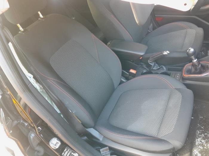 Konsole srodkowe z Ford Fiesta 7 1.0 EcoBoost 12V 125 2019