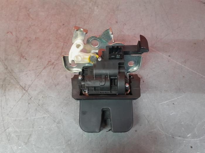 Tailgate lock mechanism from a Seat Ibiza ST (6J8) 1.2 TDI Ecomotive 2012