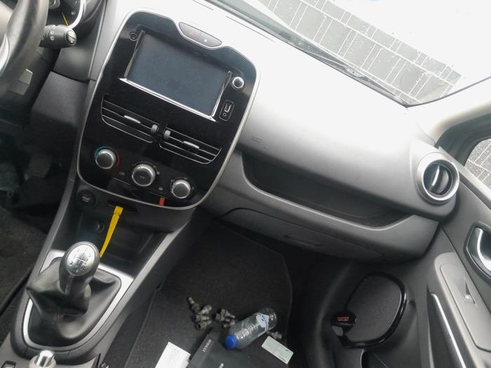 Navigation system from a Renault Clio IV (5R) 0.9 Energy TCE 90 12V 2015
