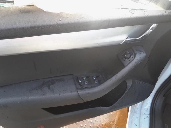Commutateur vitre électrique d'un Skoda Octavia Combi (5EAC) 1.6 TDI 16V 2018