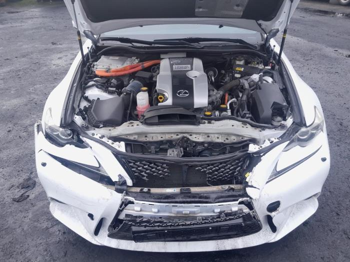 Cuerpo de filtro de aire de un Lexus IS (E3) 300h 2.5 16V 2014