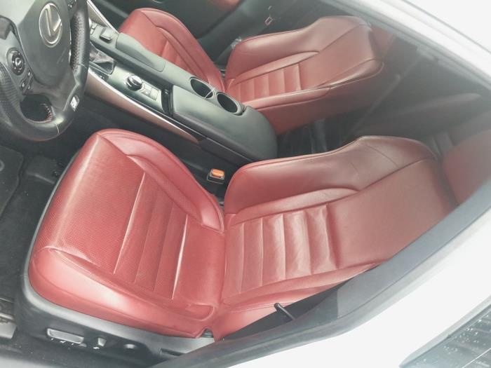 Cinturón de seguridad izquierda detrás de un Lexus IS (E3) 300h 2.5 16V 2014