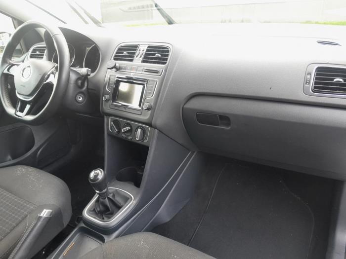 Radio CD Spieler van een Volkswagen Polo V (6R) 1.2 TSI 16V BlueMotion Technology 2015