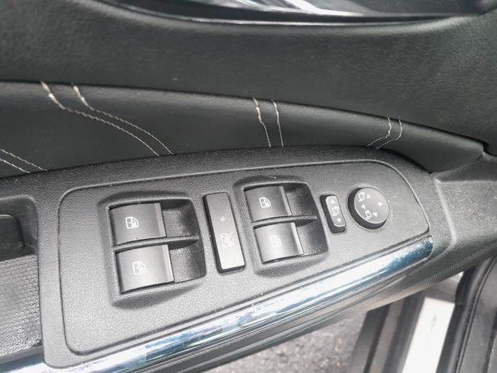Usados Interruptor de ventanilla eléctrica Lancia Delta (844) 1.6 D Multijet 16V 115 Precio € 99,99 Norma de margen ofrecido por A-Team Automotive