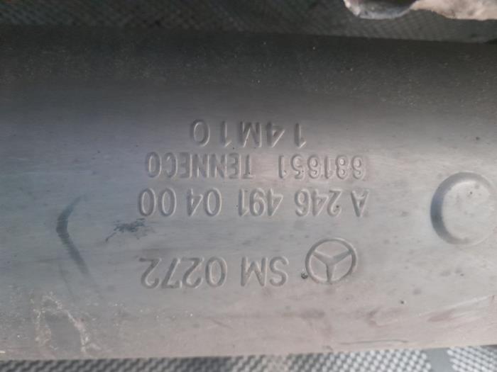 Silenciador central y final de escape de un Mercedes-Benz CLA (117.3) 1.6 CLA-180 16V 2015