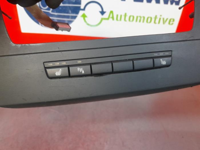 Interruptor de calefactor de asiento de un BMW 3 serie Touring (E91) 320d 16V 2008