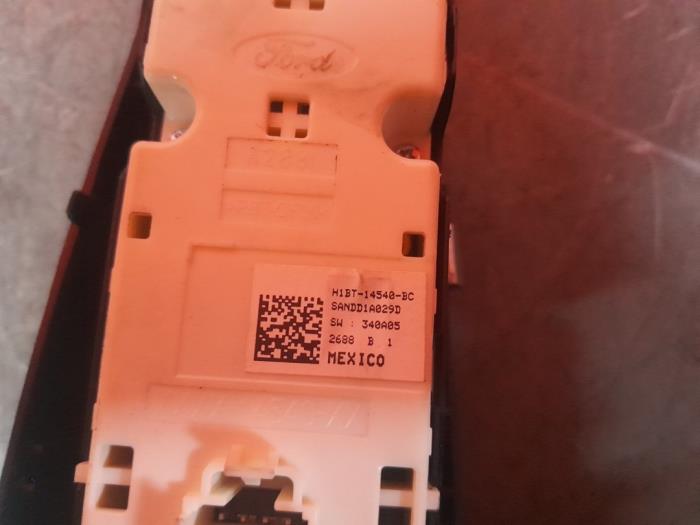 Electric window switch from a Ford Fiesta 7 1.0 EcoBoost 12V 100 2019