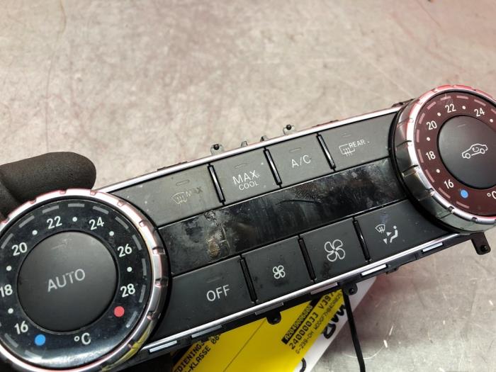 Heater control panel from a Mercedes-AMG C-Klasse AMG (W204) 6.2 C-63 AMG V8 32V 2013