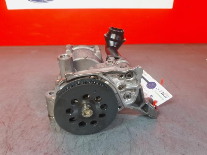 Oil pump from a Volkswagen Caddy IV 2.0 TDI 75 2016