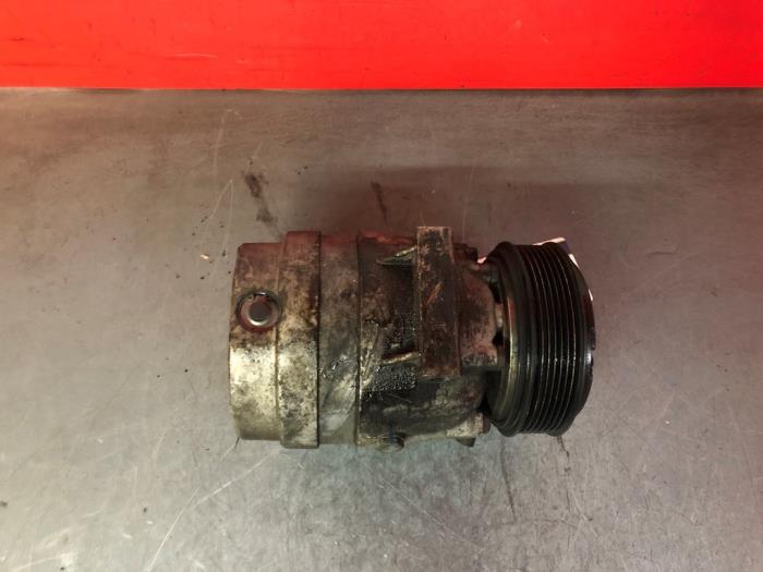 Air conditioning pump from a Renault Master III (FD/HD) 2.5 dCi 120 FAP 2008