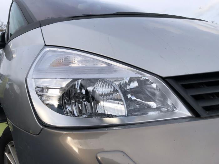 Headlight, right from a Renault Espace (JK) 2.0 16V Turbo 2007