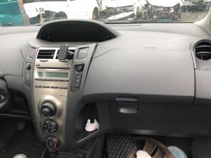 Używane Radioodtwarzacz CD Toyota Yaris II (P9) 1.0 12V VVT-i Cena na żądanie oferowane przez A-Team Automotive Rotterdam