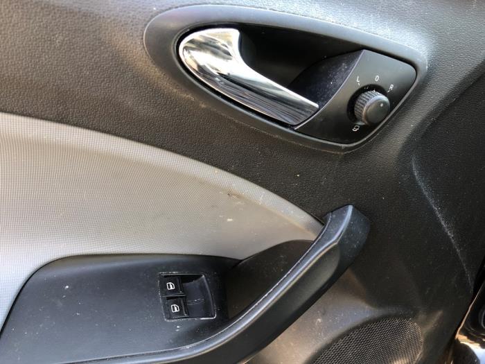Elektrisches Fenster Schalter van een Seat Ibiza ST (6J8) 1.2 TDI Ecomotive 2012