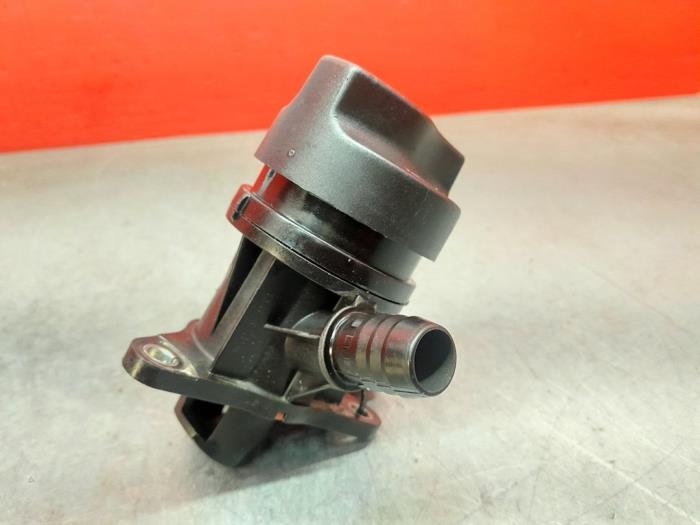 Oil fill pipe from a Mercedes-Benz A Limousine (177.1) 2.0 A-250 Turbo 16V 4Matic 2019