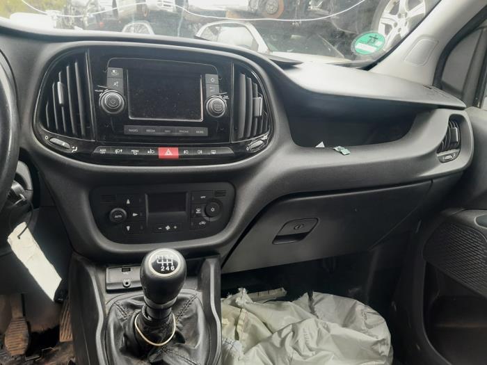 Heater control panel from a Fiat Doblo Cargo (263) 1.6 D Multijet 2016