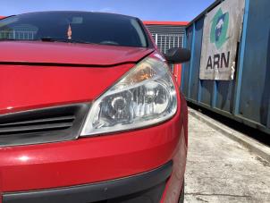 Used Headlight, left Renault Clio III (BR/CR) 1.2 16V 65 Price on request offered by A-team Automotive Hellevoetsluis