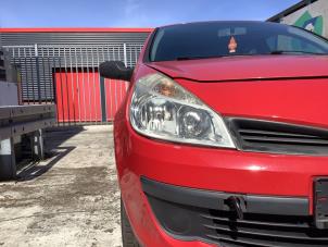 Used Headlight, right Renault Clio III (BR/CR) 1.2 16V 65 Price on request offered by A-team Automotive Hellevoetsluis