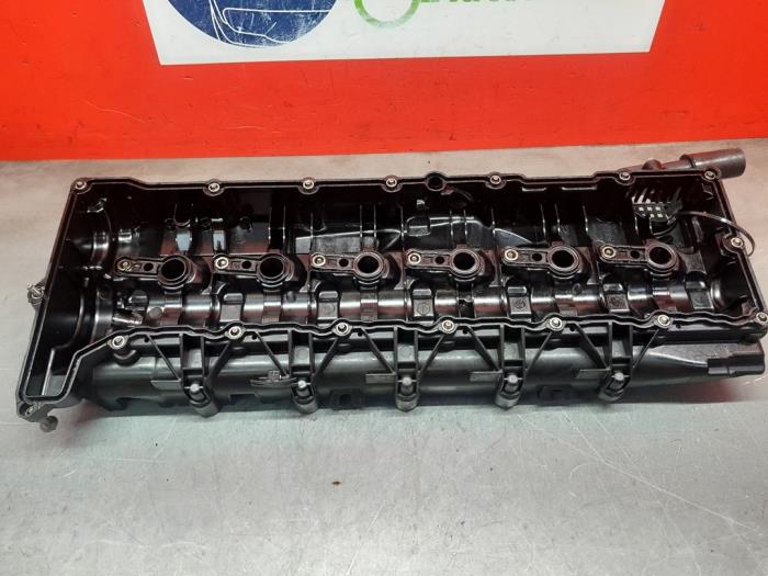 Rocker cover from a BMW X6 (E71/72) M50d 3.0 24V 2012