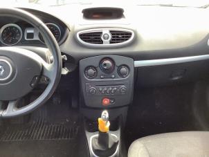 Used Climatronic panel Renault Clio III (BR/CR) 1.2 16V 75 Price on request offered by A-team Automotive Hellevoetsluis