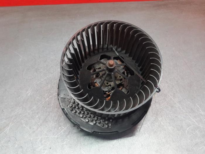 Heating and ventilation fan motor from a Volkswagen Passat Variant (365) 1.4 TSI 16V 2011