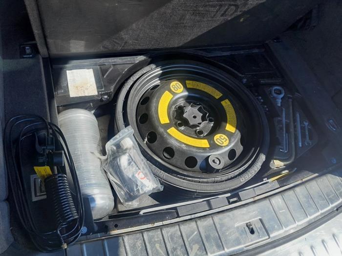 Jackkit + spare wheel from a Porsche Cayenne (9PA) 4.5 S V8 32V 2004