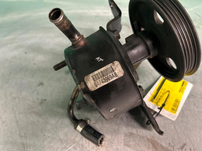Pompe de direction d'un Dodge Ram Van 2.4 16V 2002